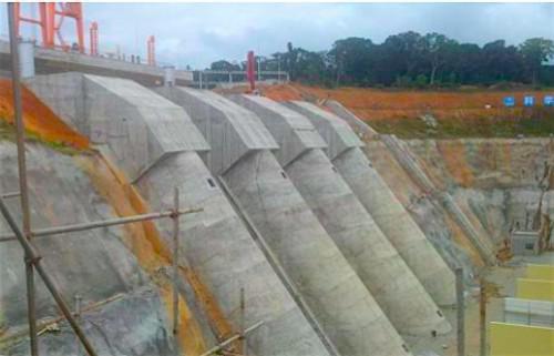 In Cameroon, the impoundment of theMemvé’élé dam, with a production capacity of 200 MW, has started