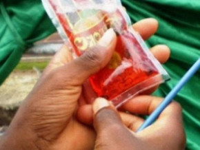 cameroon-producers-defend-the-quality-of-whisky-sold-in-plastic-bags-following-criticism